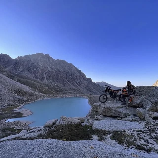 Заросли можжевельника и валуны на дикой тропе к Аксайским озёрам