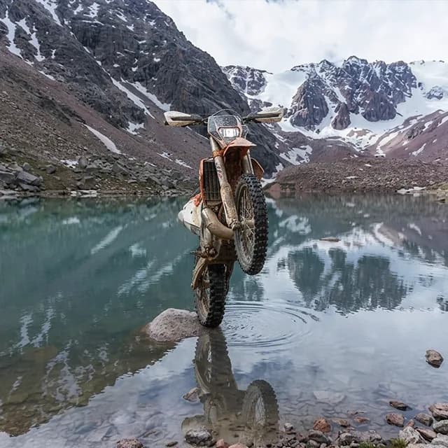 Общий вид изолированной долины Аксай с каскадом озёр на разных уровнях
