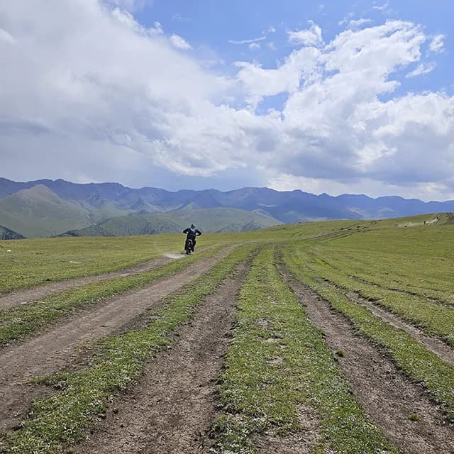Каменистый оффроуд-подъём из предгорий на плато Ассы