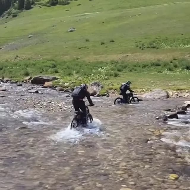 Лесная тропа через густой лес на спуске от Ассы к водопаду Кайрак