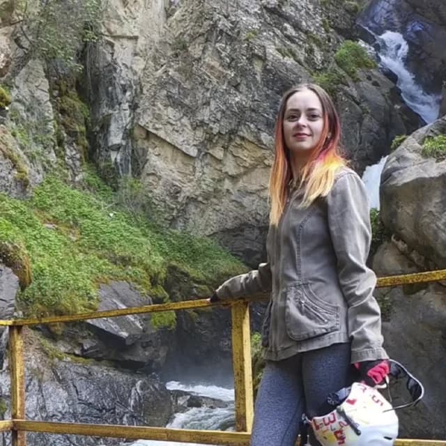 Обед у костра на плато Ассы, рядом припаркованы байки