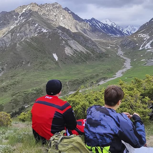 Крутая тропа с колеями в верхней части Каргалинского ущелья