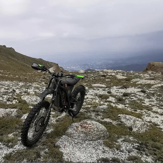 Крутой каменистый подъём по звериным тропам к Истинному Балкону на 3300м