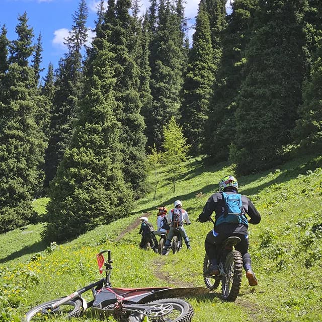 Вид с перевала Истинный Балкон — Алматы кажется крошечным далеко внизу в дымке