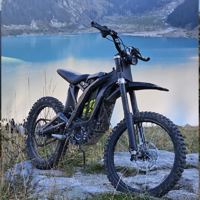 Бирюзовая вода Большого Алматинского Озера в чаше скалистых гор