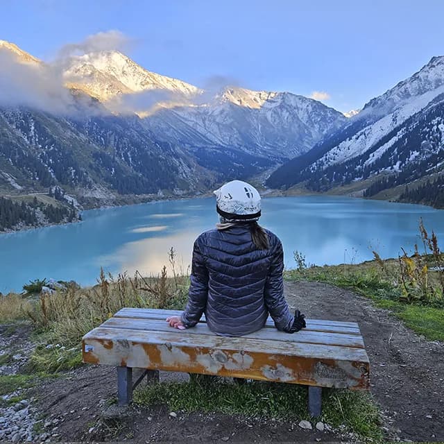Группа райдеров на привале с чаем у смотровой площадки над озером
