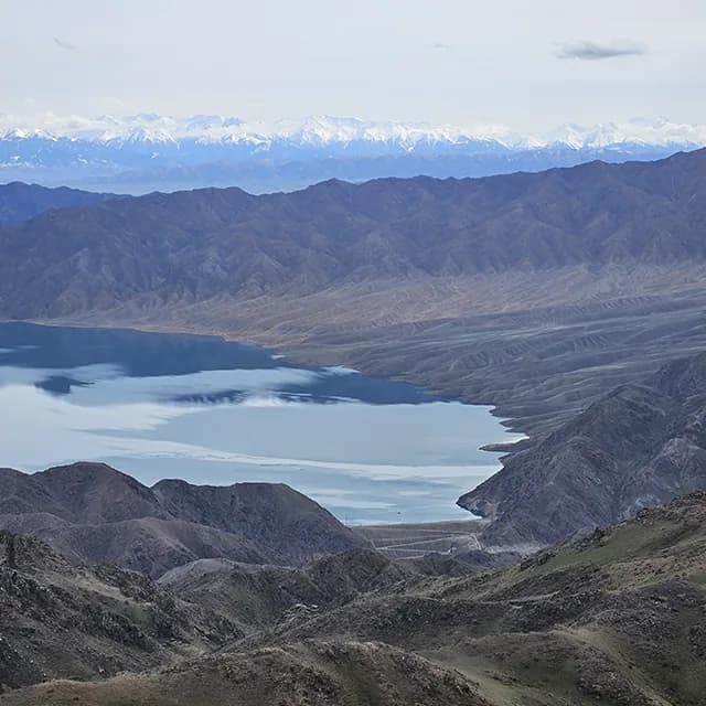 Бирюзовые воды Бартогайского водохранилища на контрасте с жёлто-красными холмами вокруг