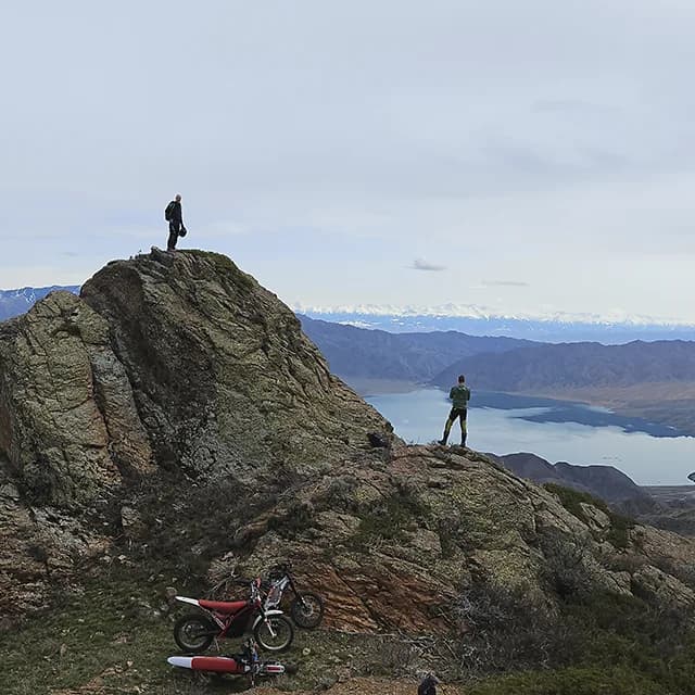 Длинная степная тропа, уходящая к далёким горам и водохранилищу