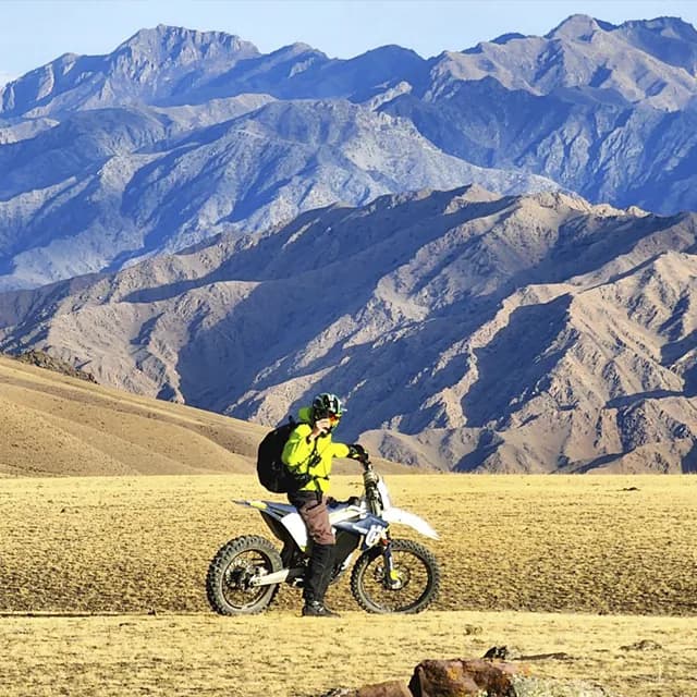 Райдеры остановились на краю обрыва, внизу раскинулся Бартогай