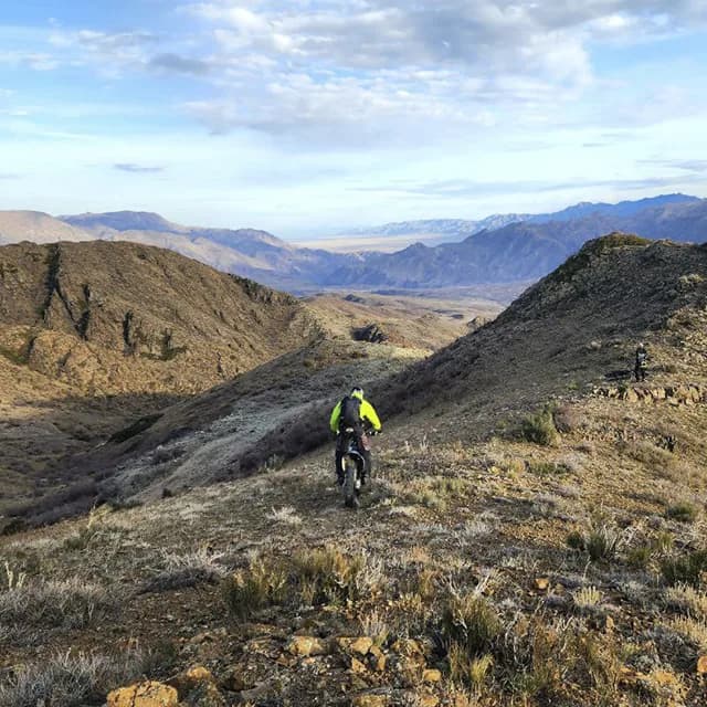 Каменистый оффроуд через засушливые холмы по пути к Бартогаю