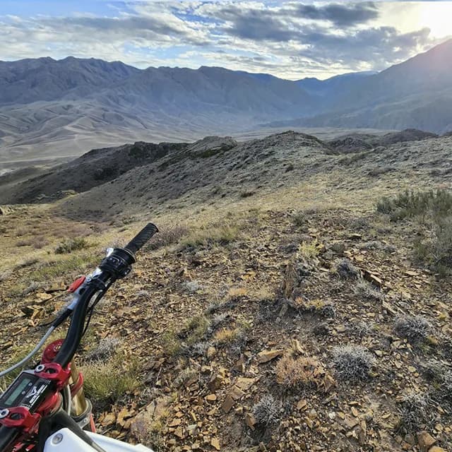 Группа отдыхает на берегу водохранилища, байки выстроены в ряд