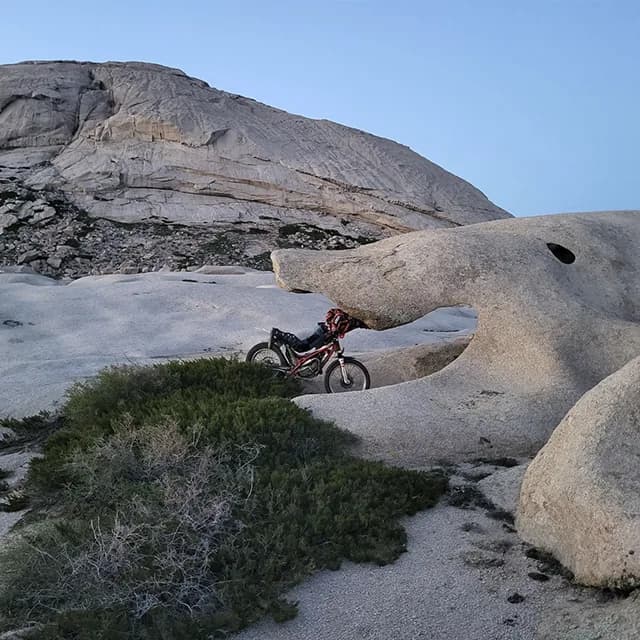 Розовые гранитные скалы Бектау-Ата, поднимающиеся из степи как инопланетный ландшафт