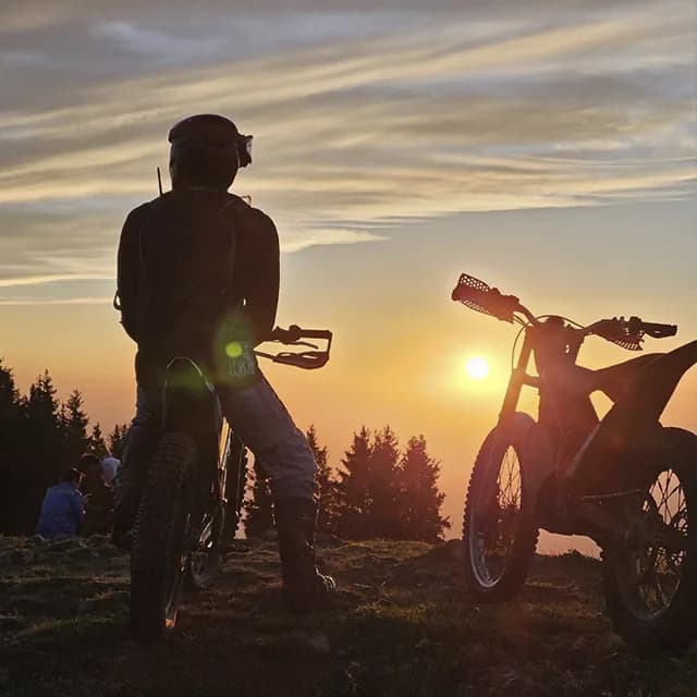 Отдалённый горный перевал без видимых троп — только камни и небо