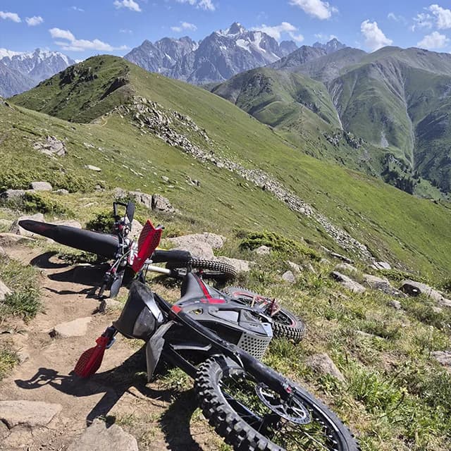 Крутой спуск с гребня через сыпучие камни и осыпь