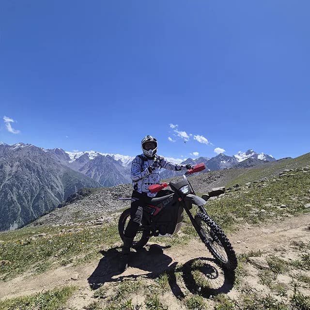 Вид в сторону долины Левого Талгара с линии хребта Пяти Вершин