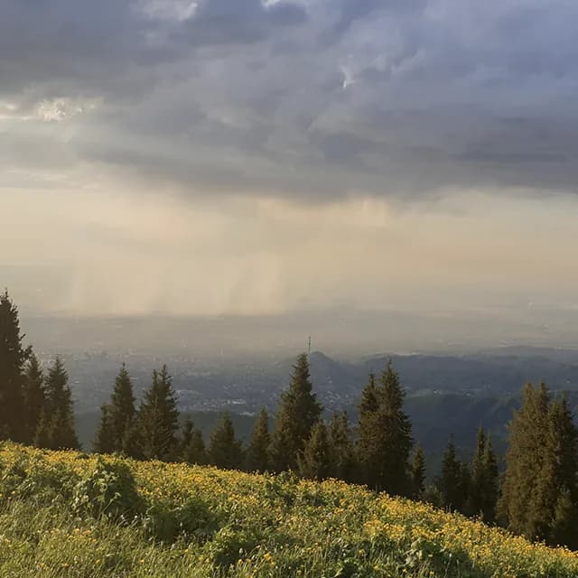 Открытая тропа по хребту с крутыми обрывами по обе стороны над Бутаковской долиной