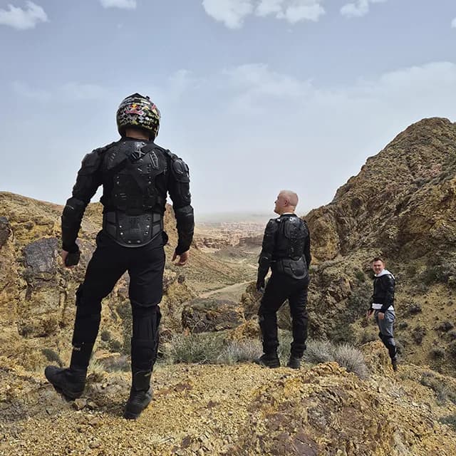 Закатный свет окрашивает стены каньона в оранжевые и золотые тона