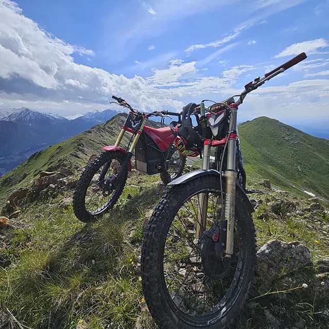 Линия хребта Пяти Вершин, протянувшаяся по горизонту над Алматы