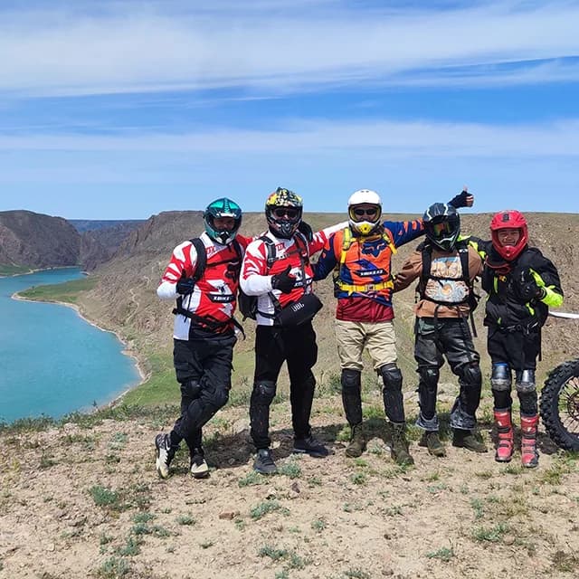 Широкий вид на долину реки Или с верхней тропы