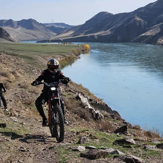 Скалистый правый берег реки Или с узким синглтреком над водой