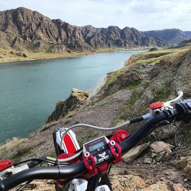 Скоростная степная тропа, вдали видна река Или