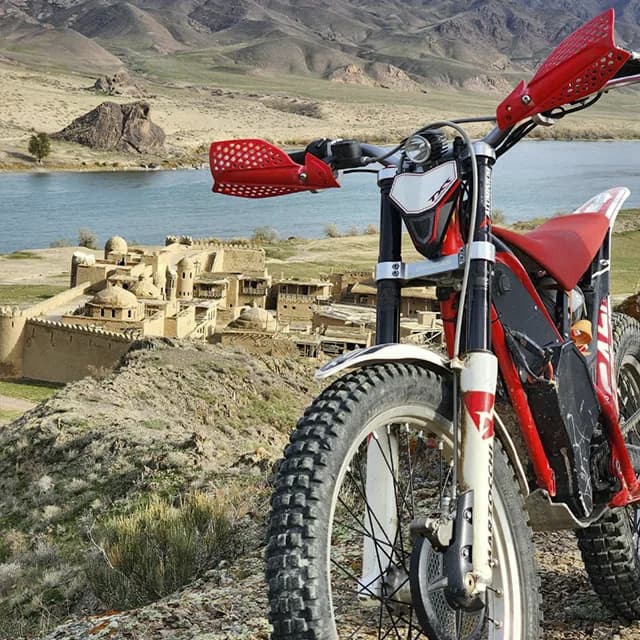 Деревянные стены крепости из фильма «Кочевник», стоящие посреди степи у реки Или