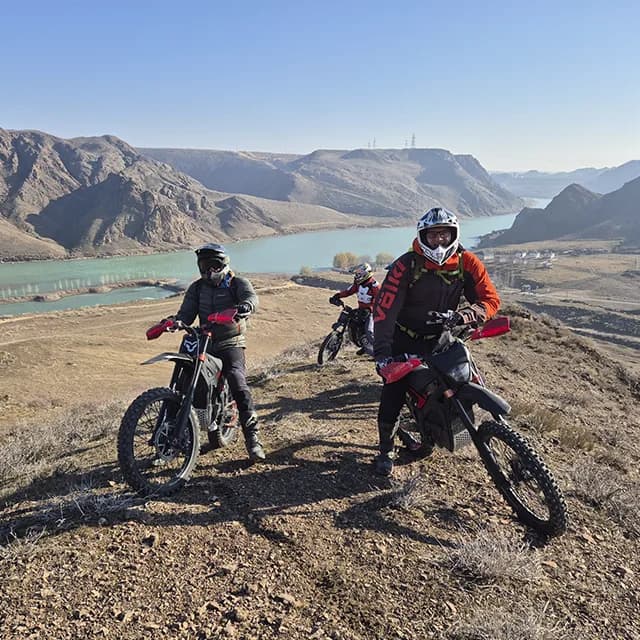 Узкая козья тропа на осыпающихся скалах над быстрой рекой Или