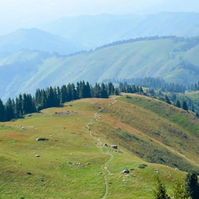 Знаменитые горные качели на пути к пику Фурманова, внизу ущелье