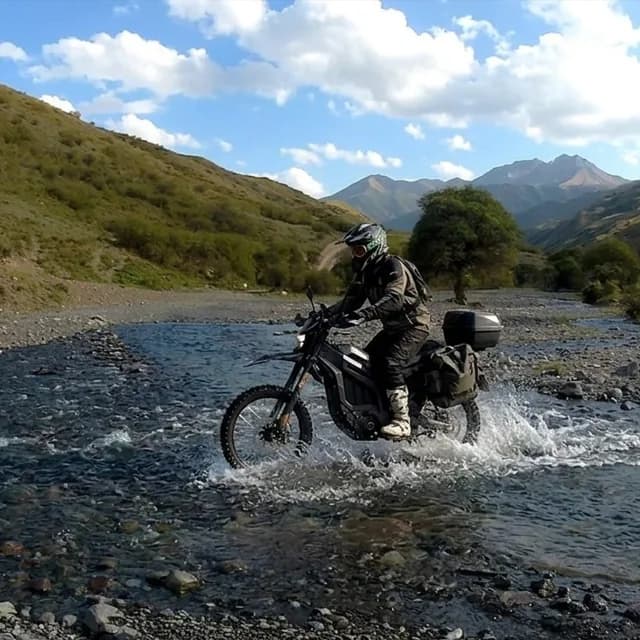 Каменистая лесная тропа через берёзовые рощи к озеру