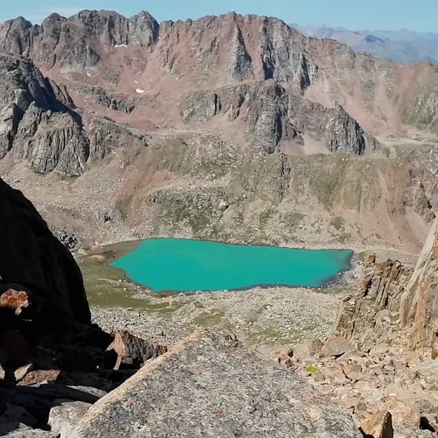 Широкая альпийская долина Каскелена с разбросанными озёрами и извилистой рекой внизу