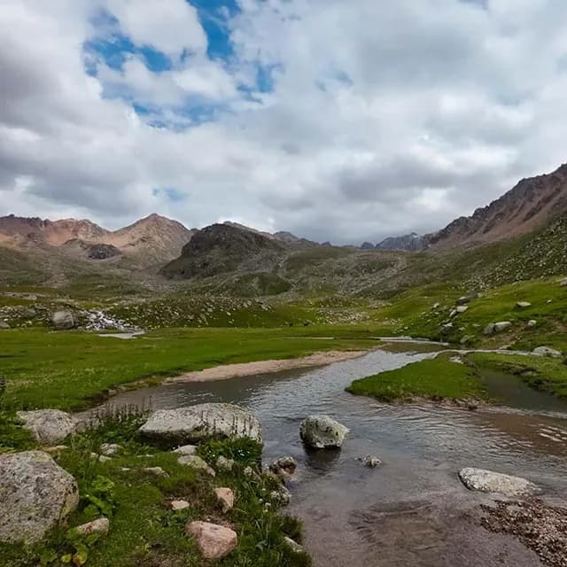Брод через реку на длинном пути к Каскеленским озёрам