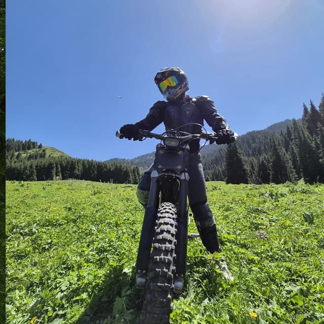 Райдеры пьют чай на плато Кок-Жайляу, за ними снежные вершины