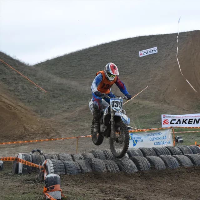 Профессиональный мотокросс-трек Коктерек с виражами и рампами