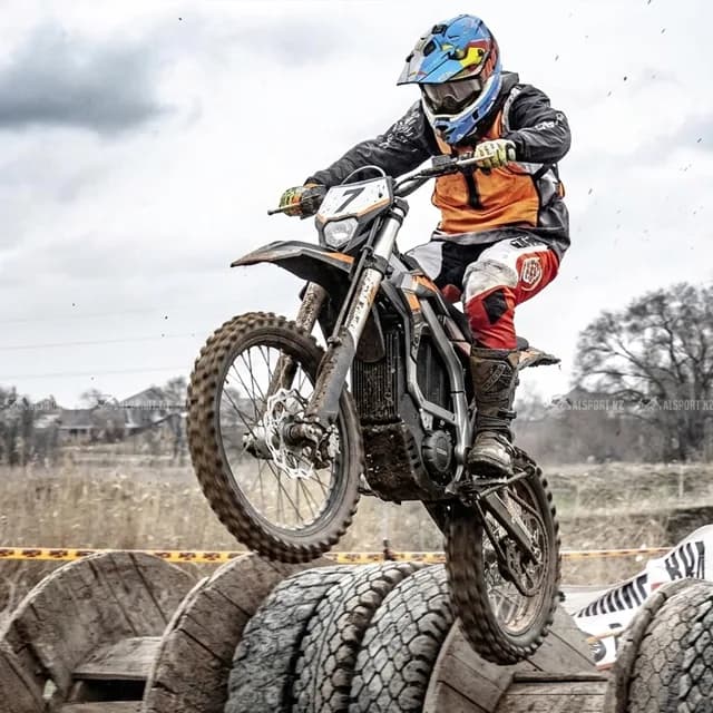 Электробайк в прыжке на эндуро-трассе Коктерек