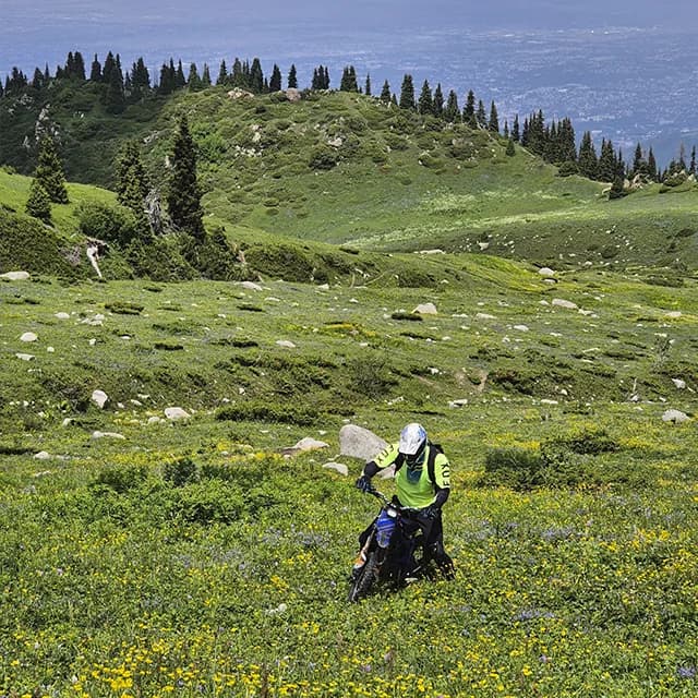 Райдер балансирует на открытом гребне Кок-Жайляу