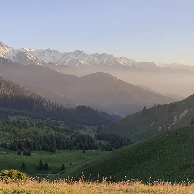Панорамный вид с гребня: с одной стороны город, с другой горное ущелье