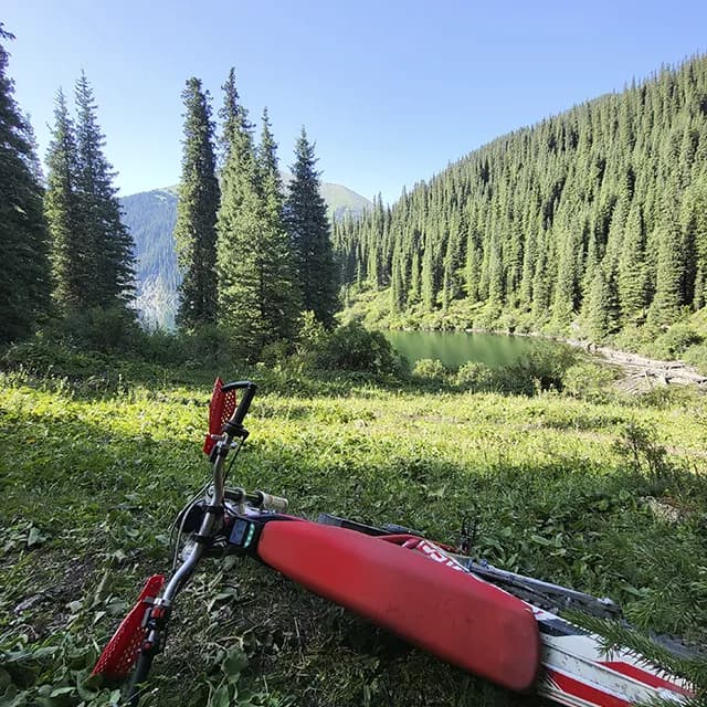 Ледяной брод через реку на тропе между первым и вторым Кольсайским озёрами