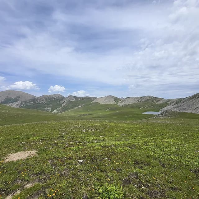 Узкий скальный карниз над Третьим Кольсайским озером без права на ошибку