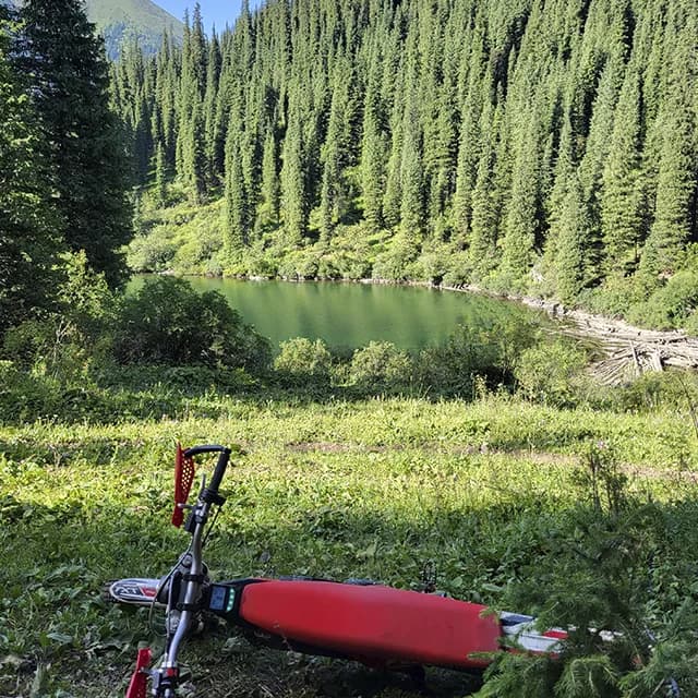 Замёрзшая поверхность верхнего Кольсайского озера на 2850м, зажатого вертикальными скалами