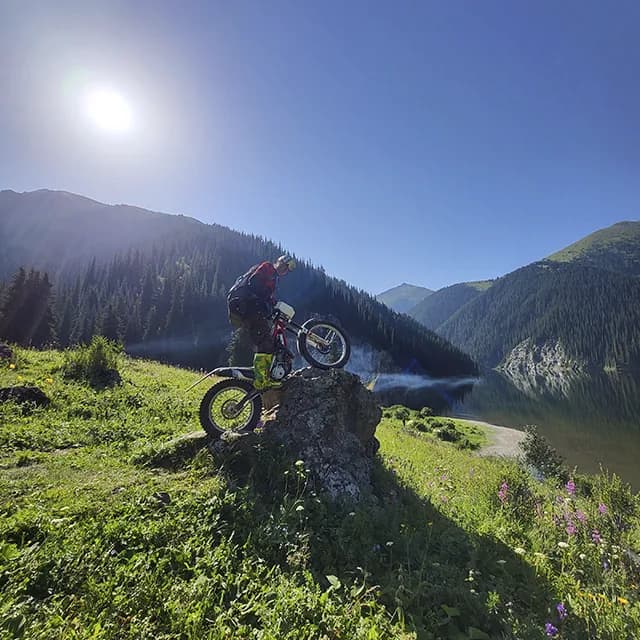 Осыпной спуск к третьему озеру, за ним горы на границе с Кыргызстаном