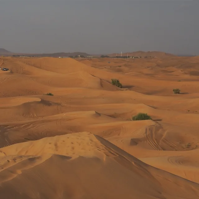 Райдер дрифтует в глубоком песке на тренировочной трассе Косозен