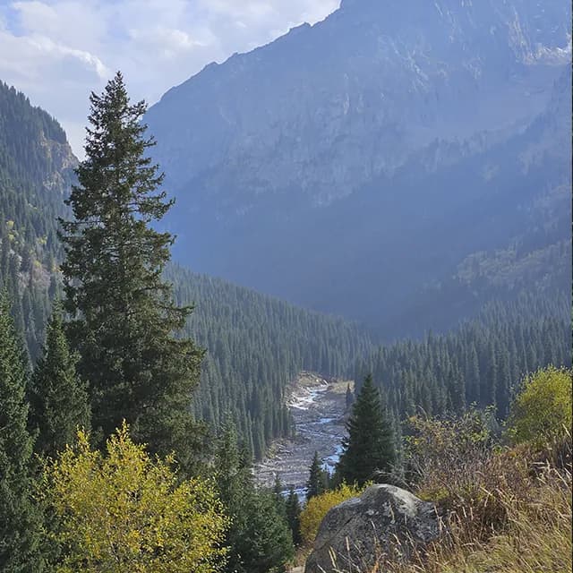 Каменистый спуск к Шымбулаку на обратном пути из Левого Талгара