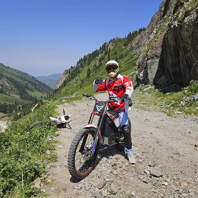 Нестабильный осыпной склон выше 3200м по пути к озеру Маншук Маметовой