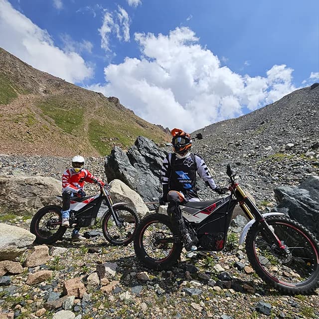 Ледяное изумрудное моренное озеро на 3550м в окружении вечной мерзлоты и валунов