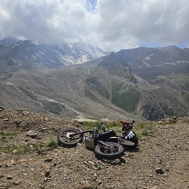 Гравийная дорога через валуны, поднимающаяся к плотине Мынжылки на 3010м