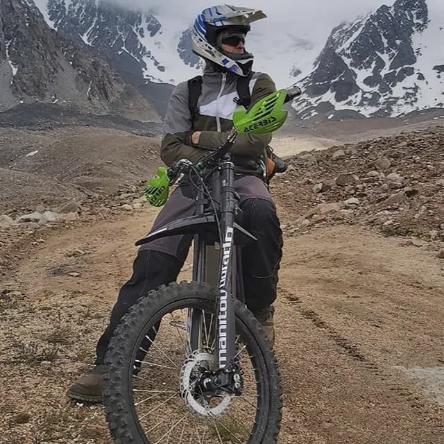 Массивная бетонная стена плотины Мынжылки с ледниковым цирком за ней