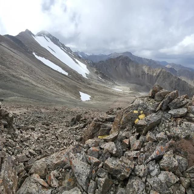 Широкая тропа кольцевого маршрута МКАД с предгорьями Алматы на фоне