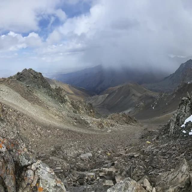 Крутой даунхилл по сыпучим камням на спуске Волчьей горы