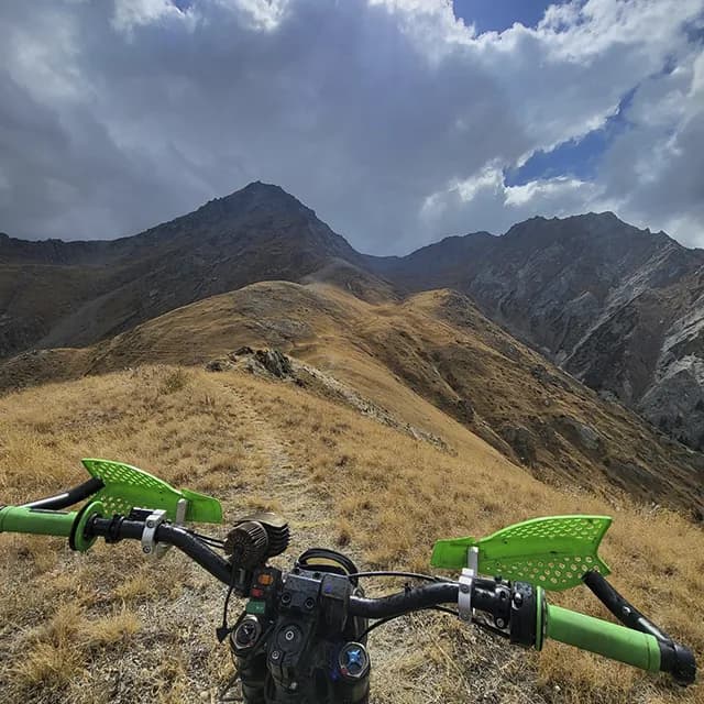 Райдер проезжает через участок Монахова щель кольцевого маршрута МКАД