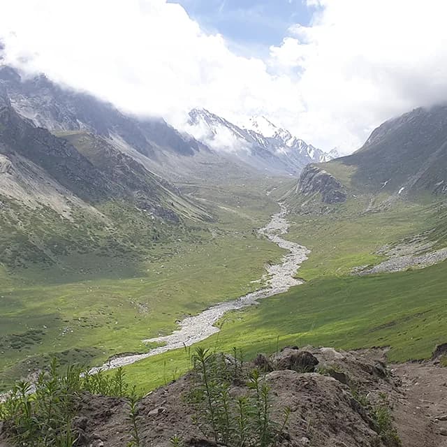 Групповой привал у плотины Каргалы после прохождения кольца МКАД